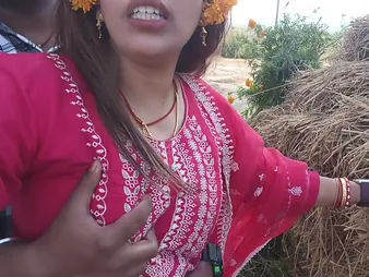 Desi Aunty's big boobs & pussy get fingered involving hot HD alfresco step