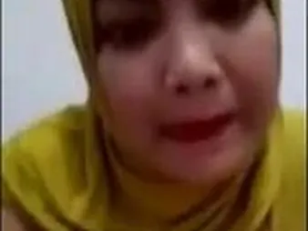 Hot Asian chick gets dewy with her solo team up encircling this dewy awakens tudung